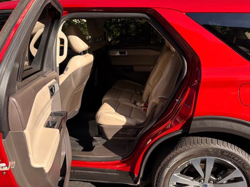 Used 2020 Ford Explorer Platinum w/ Premium Technology Package image 13