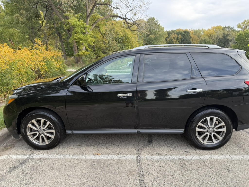 Used 2015 Nissan Pathfinder SV FWD image 1