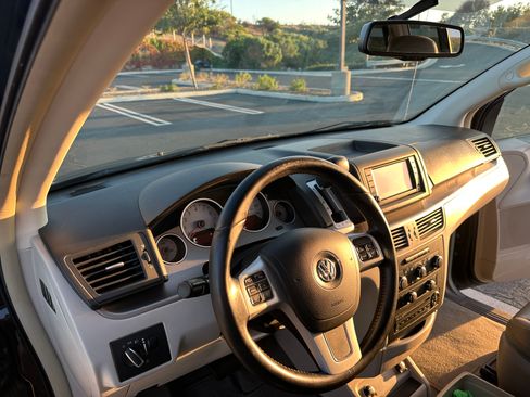 Used 2012 Volkswagen Routan SE image 16