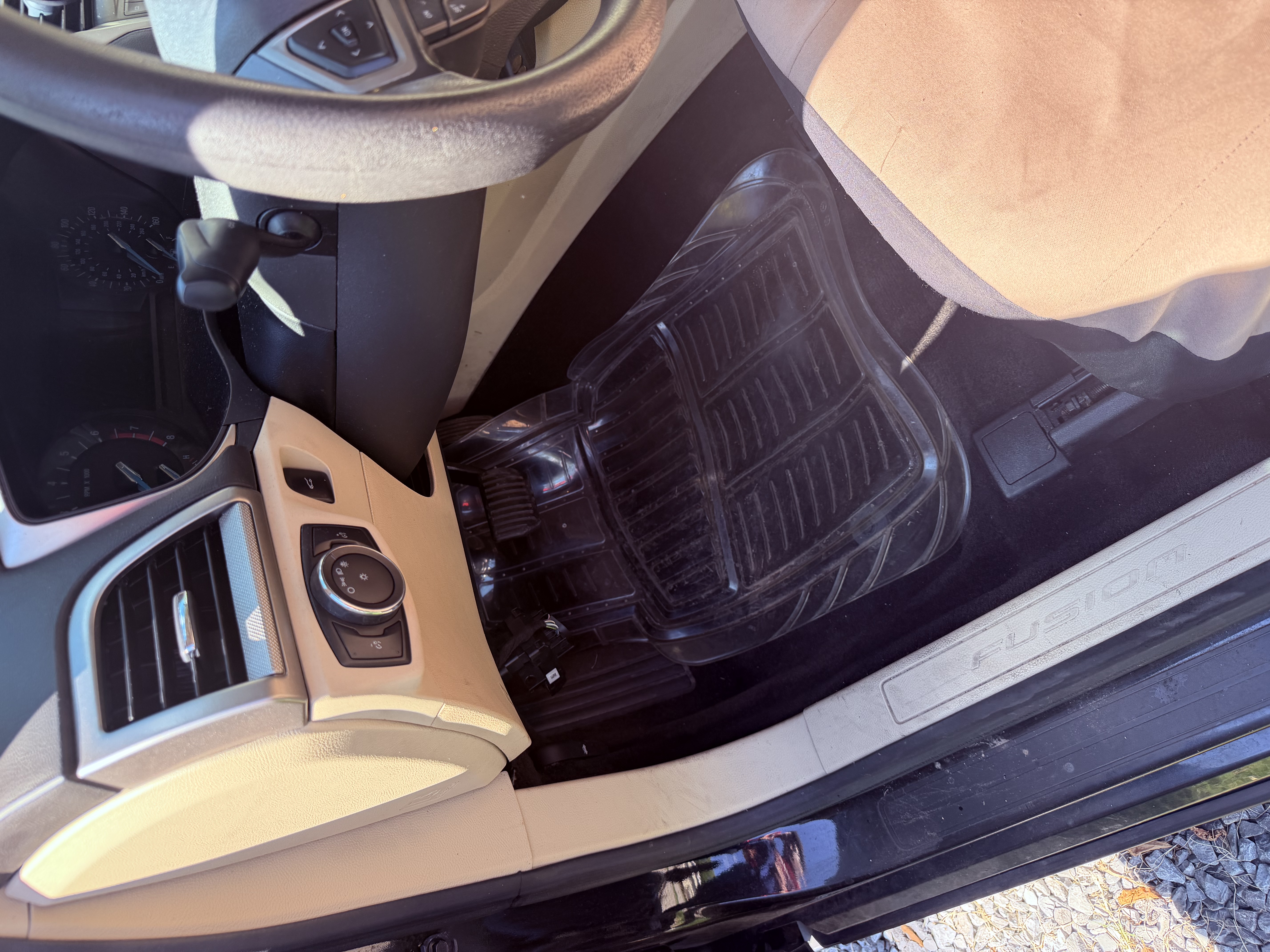 Used 2015 Ford Fusion SE FWD image 11