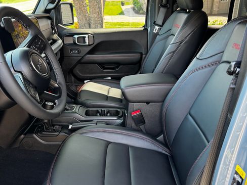 Used 2025 Jeep Wrangler Unlimited Rubicon AWD/4WD image 9