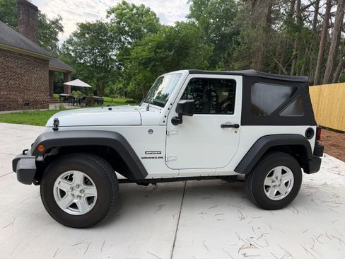 Used 2016 Jeep Wrangler Sport w/ Connectivity Group AWD/4WD image 2