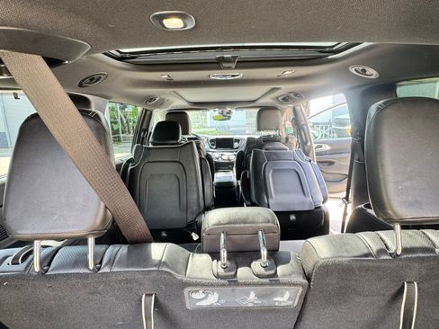 Used 2021 Chrysler Pacifica Limited w/ Uconnect Theater Family Group FWD image 13