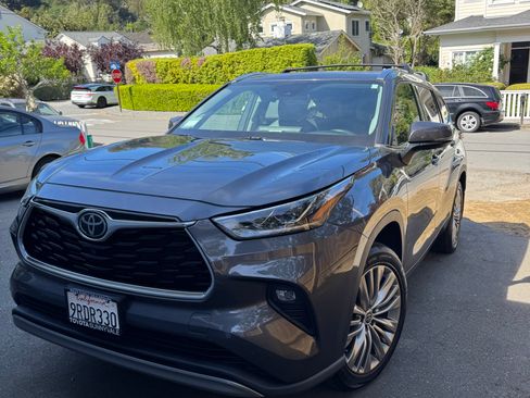 Used 2022 Toyota Highlander Platinum image 1
