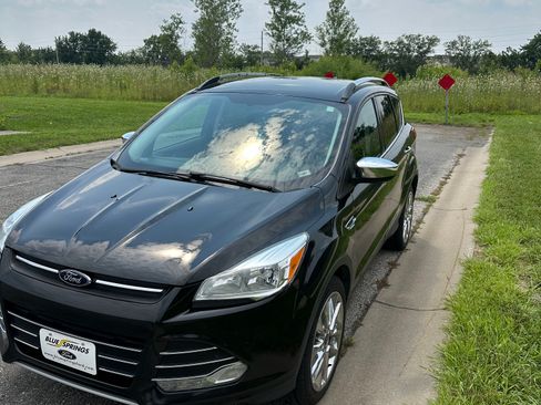 Used 2015 Ford Escape SE w/ SE Chrome Package image 2
