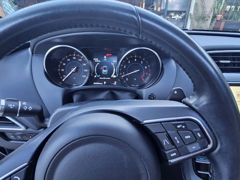 Used 2019 Jaguar F-PACE Premium image 20