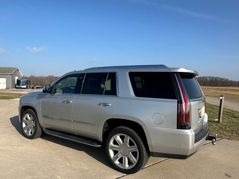 Used 2018 Cadillac Escalade Luxury image 5