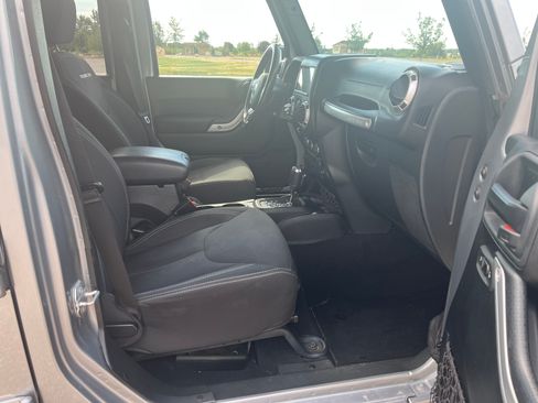 Used 2018 Jeep Wrangler Unlimited Rubicon AWD/4WD image 13
