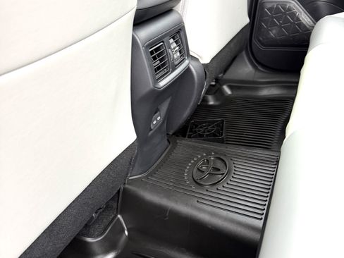 Used 2022 Toyota RAV4 XLE Premium image 17