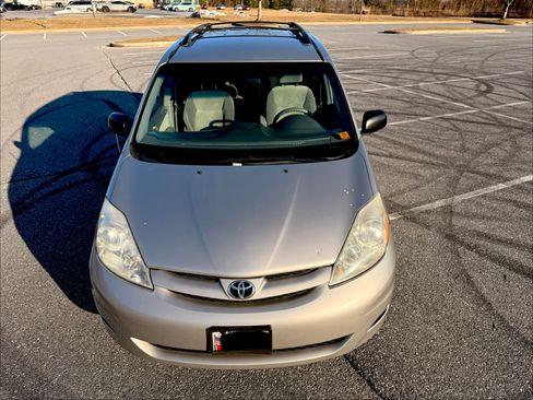 Used 2009 Toyota Sienna LE image 11