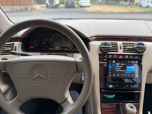 Used 1999 Mercedes-Benz E 320 4MATIC Wagon image 8