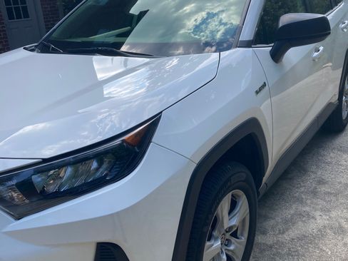 Used 2020 Toyota RAV4 LE w/ Carpet Mat Package AWD/4WD image 8