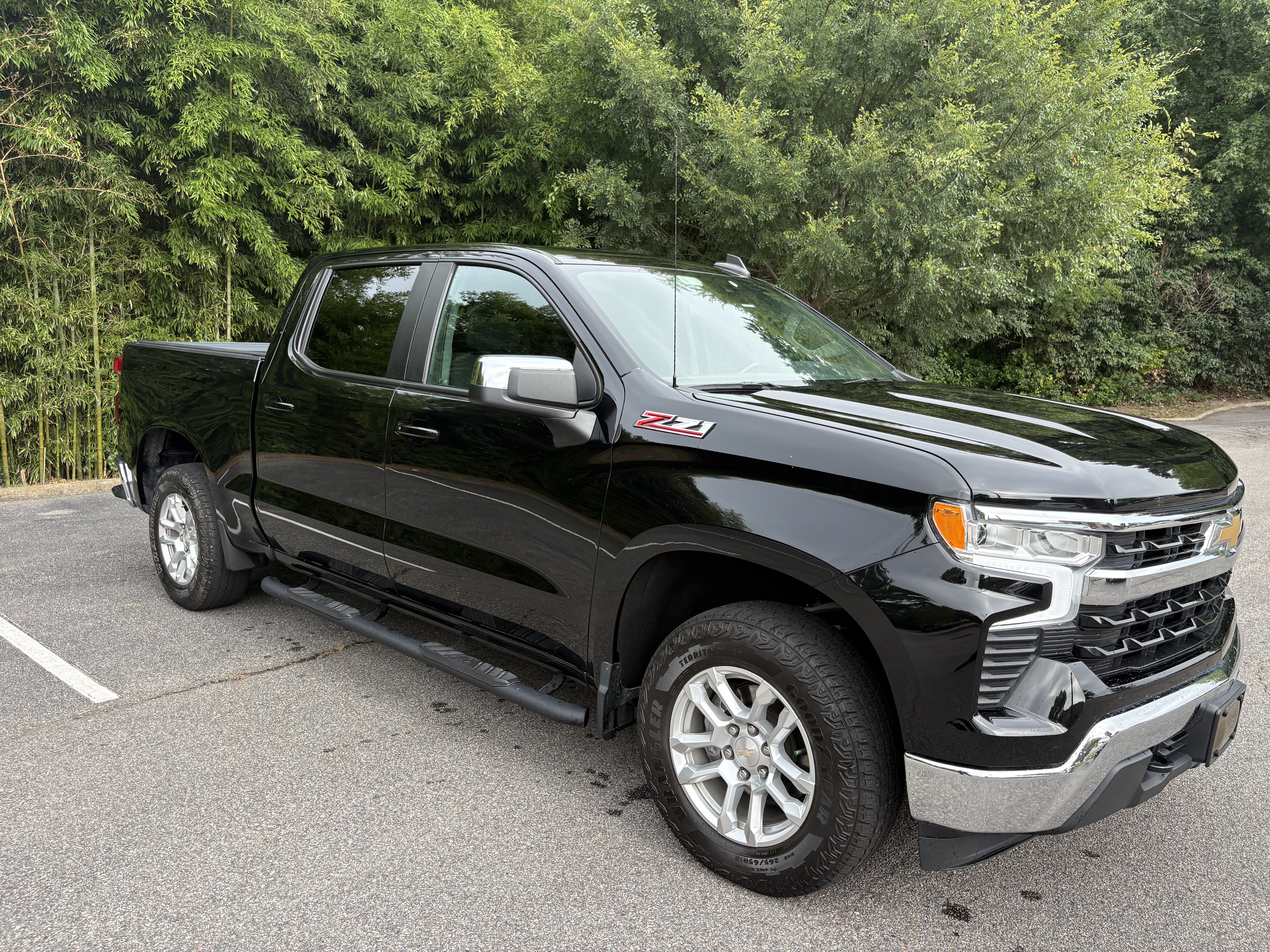 Used 2022 Chevrolet Silverado 1500 LT w/ Z71 Off-Road Package AWD/4WD image 2