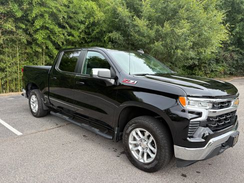 Used 2022 Chevrolet Silverado 1500 LT w/ Z71 Off-Road Package AWD/4WD image 2