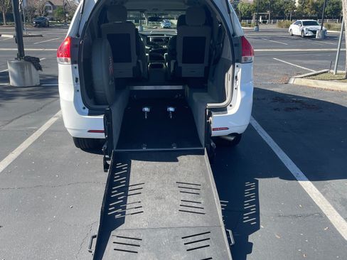 Used 2014 Toyota Sienna LE image 10