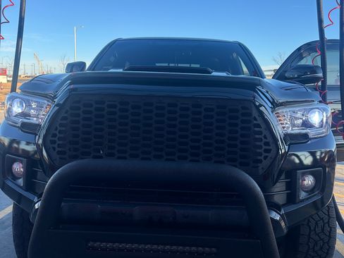 Used 2017 Toyota Tacoma TRD Sport image 6