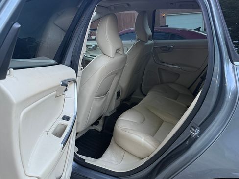 Used 2016 Volvo XC60 T5 Platinum w/ Climate Package image 11