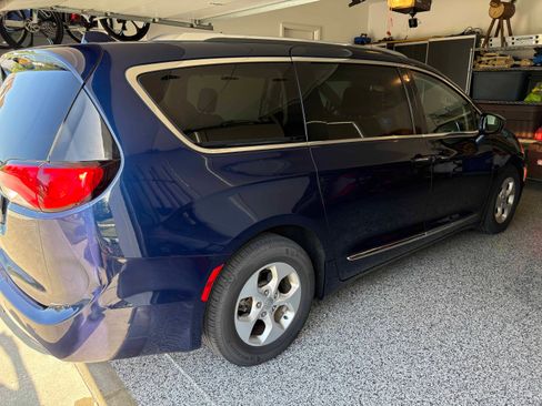 Used 2017 Chrysler Pacifica Touring-L Plus FWD image 5