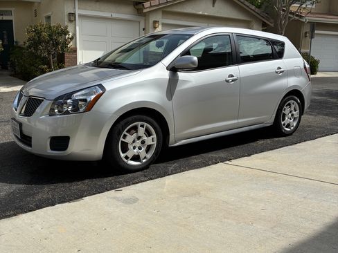 Used 2009 Pontiac Vibe w/ Preferred Package FWD image 1