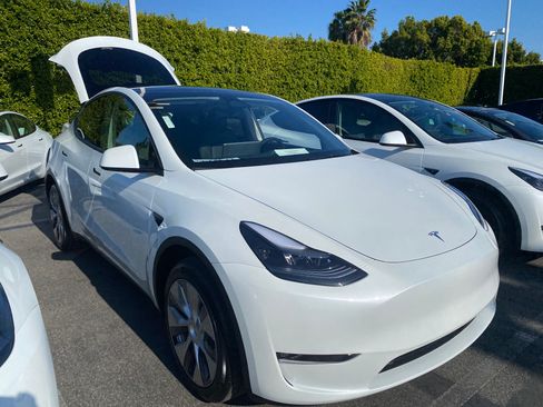 Used 2023 Tesla Model Y AWD image 3