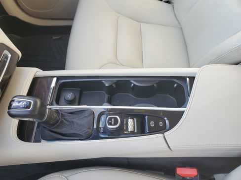 Used 2017 Volvo XC90 T5 Momentum w/ Vision Package image 12