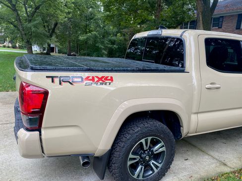 Used 2019 Toyota Tacoma TRD Sport w/ Technology Package image 6