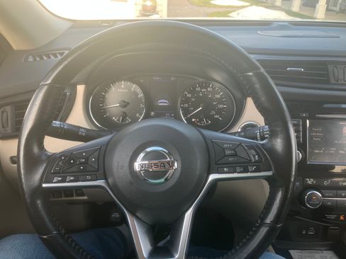 Used 2018 Nissan Rogue SL w/ Premium Package image 11