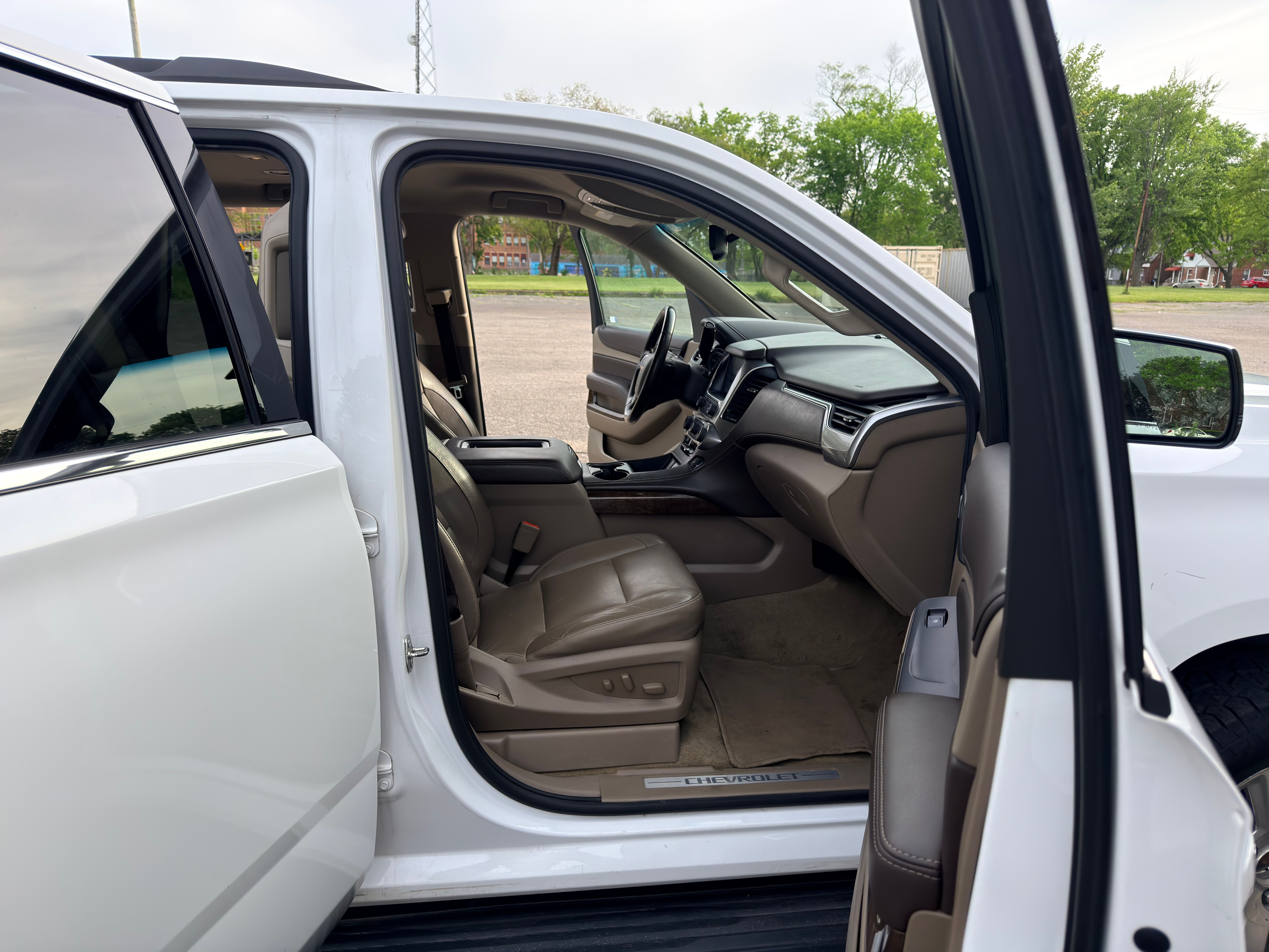 Used 2019 Chevrolet Tahoe LT w/ Luxury Package AWD/4WD image 13