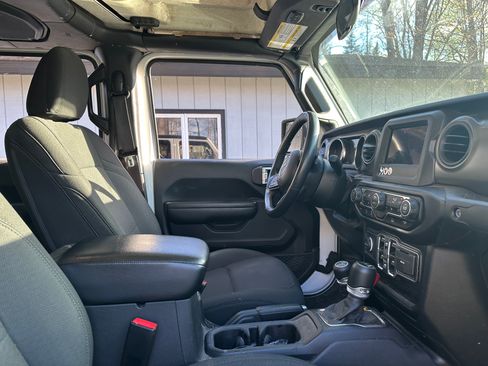 Used 2022 Jeep Gladiator Sport image 2