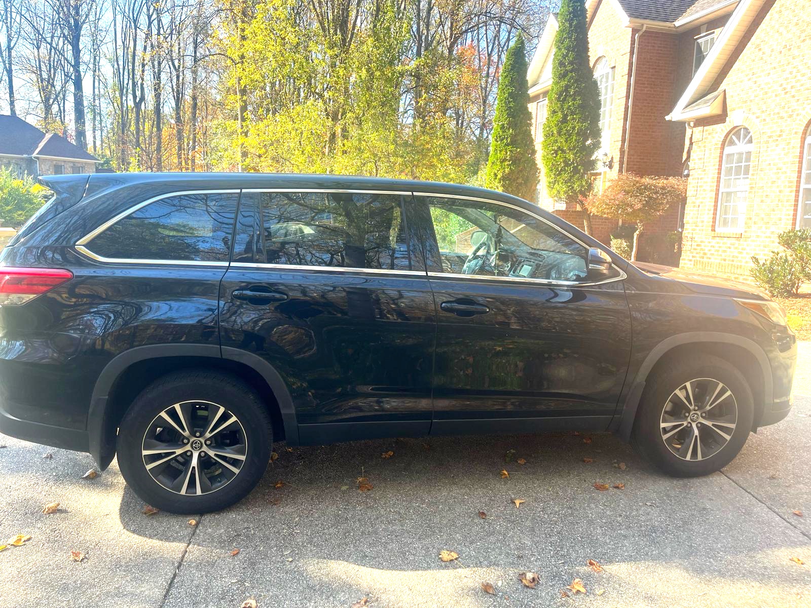Used 2019 Toyota Highlander LE FWD image 4