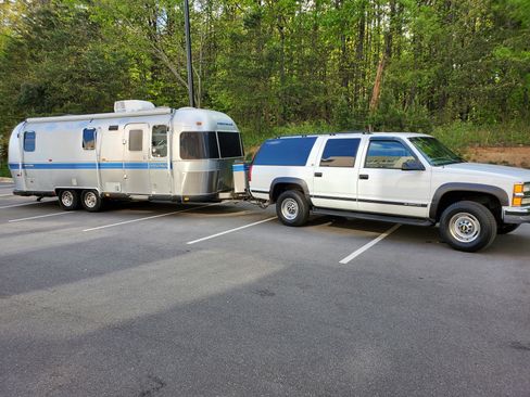 Used 1999 Chevrolet Suburban 2500 w/ Preferred Equipment Group 2 image 2