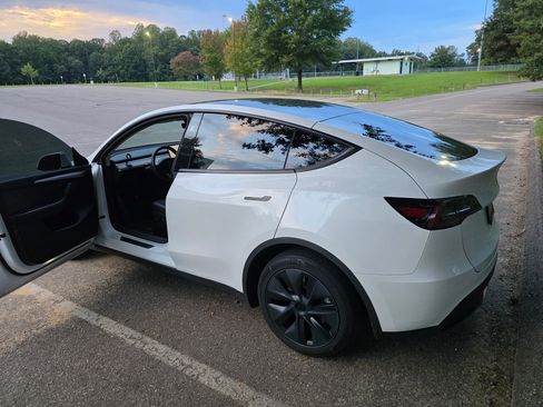 Used 2024 Tesla Model Y Long Range AWD/4WD image 11