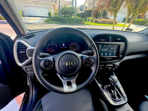 Used 2021 Kia Soul LX FWD image 9