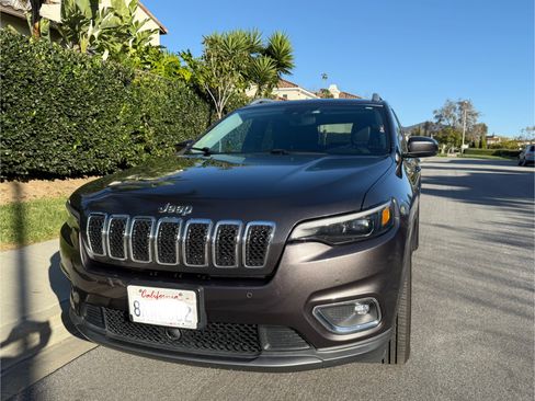 Used 2019 Jeep Cherokee Limited w/ Luxury Group image 2