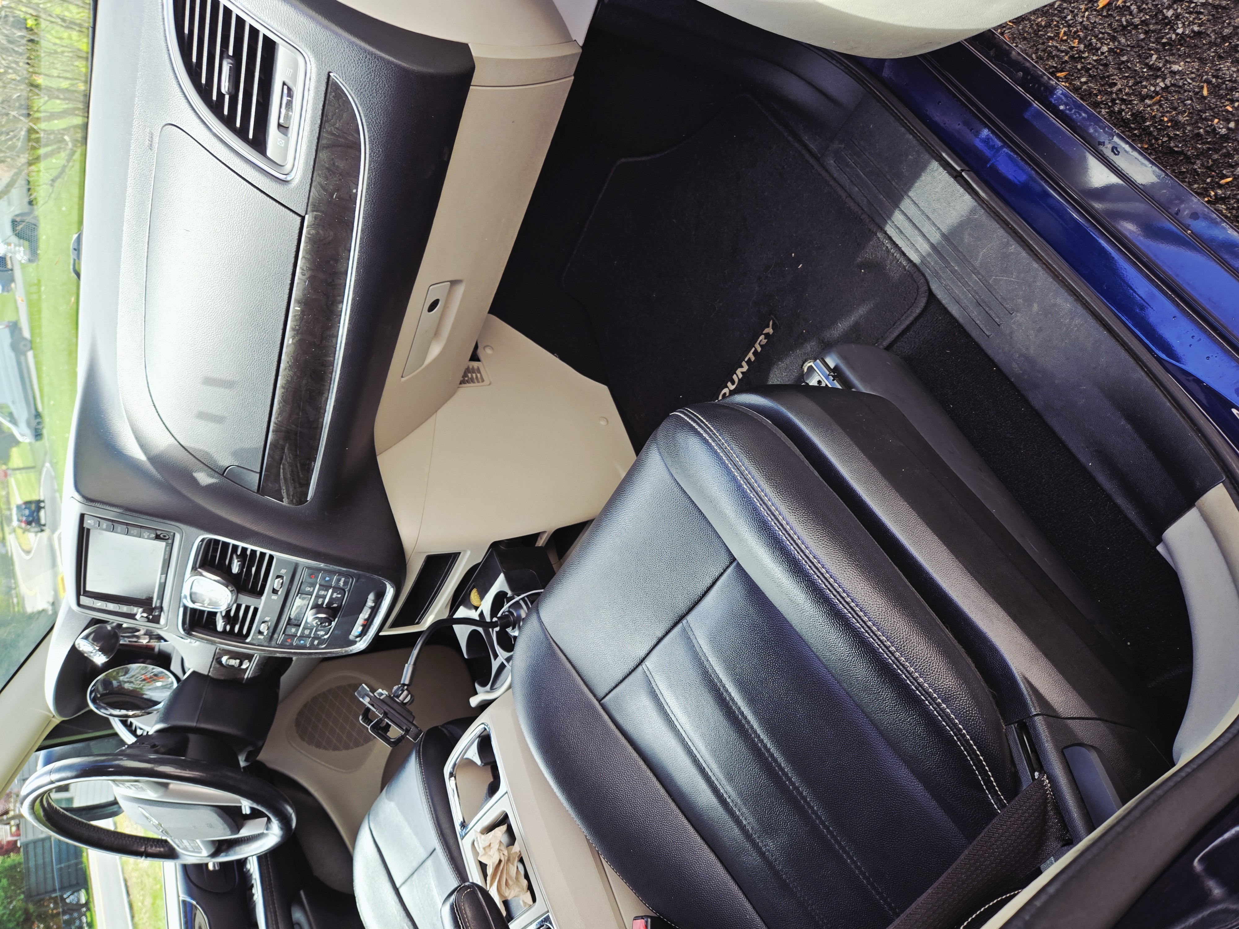Used 2016 Chrysler Town & Country Touring w/ Driver Convenience Group FWD image 9
