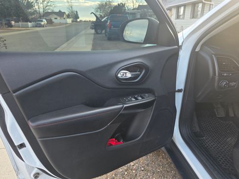 Used 2019 Jeep Cherokee Trailhawk image 9