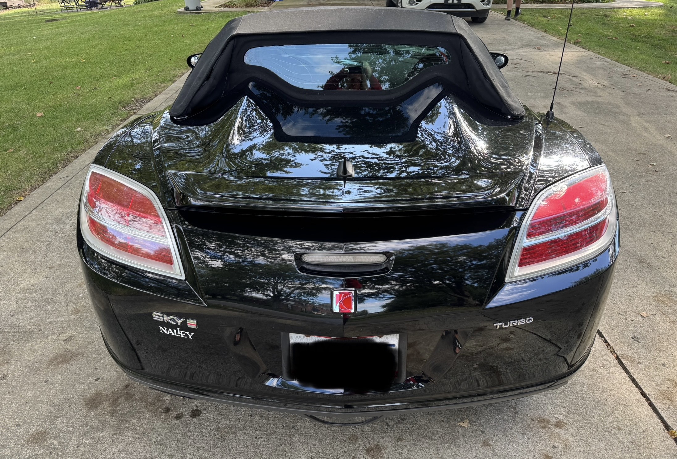 Used 2009 Saturn Sky Red Line RWD image 8