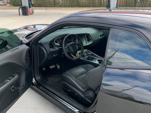 Used 2016 Dodge Challenger SRT Hellcat RWD image 11
