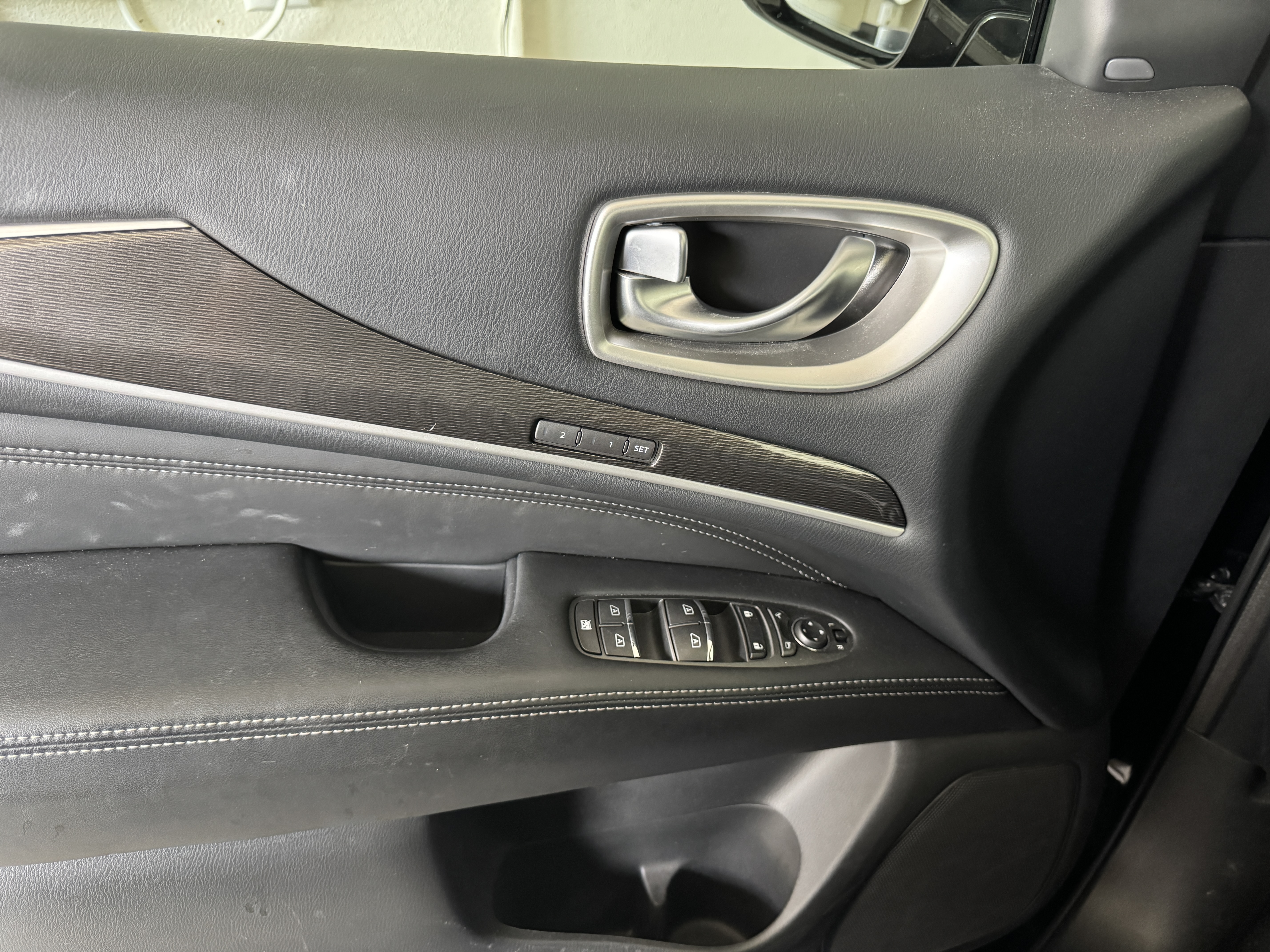 Used 2017 INFINITI QX60 Luxe w/ Premium Plus Package AWD/4WD image 2