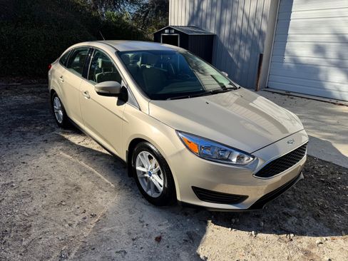 Used 2017 Ford Focus SE image 4