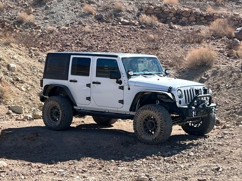 Used 2018 Jeep Wrangler Unlimited Sahara w/ Connectivity Group image 6