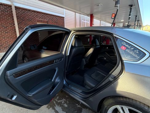 Used 2015 Volkswagen Passat TDI SEL Premium image 9