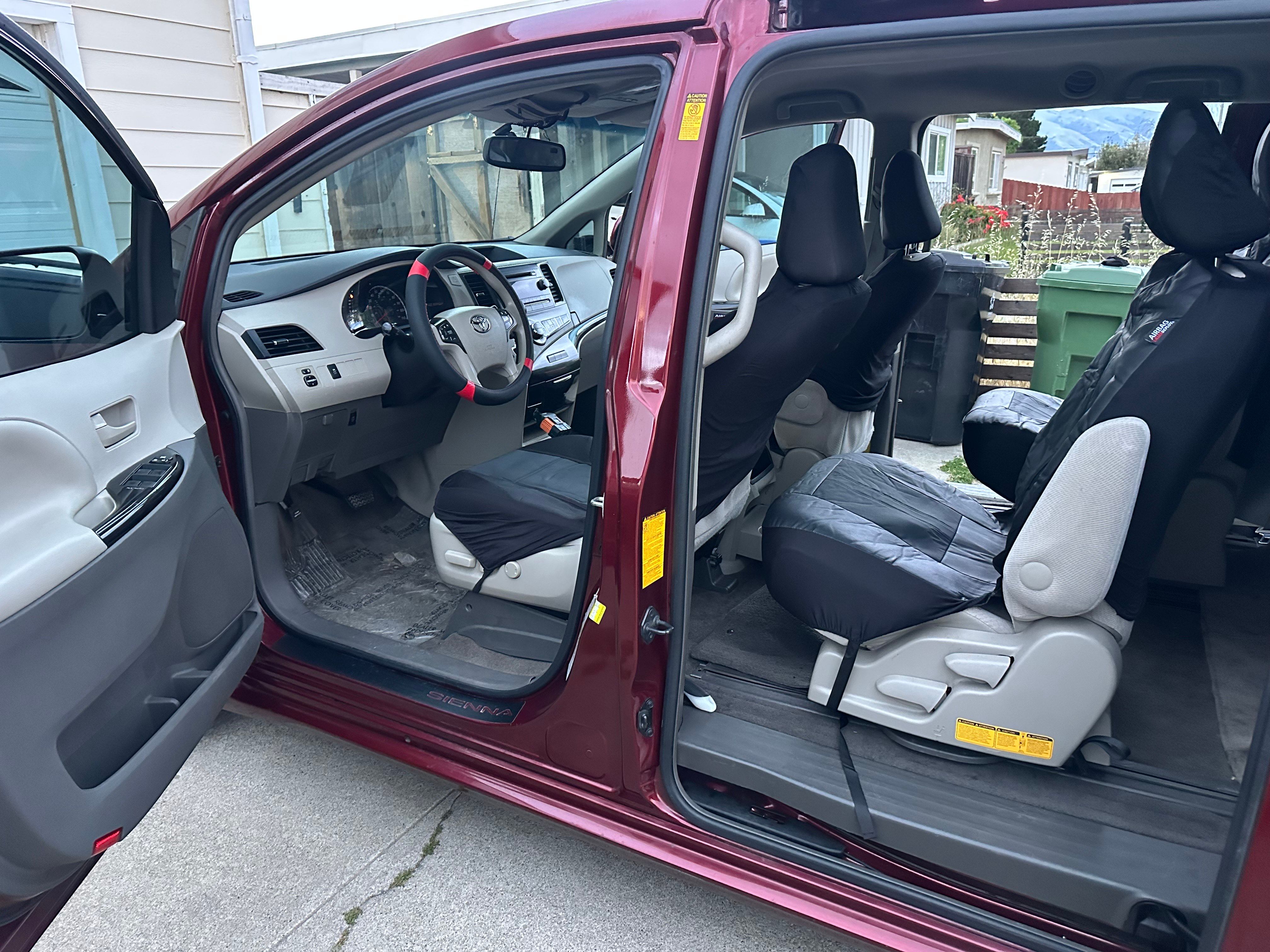 Used 2014 Toyota Sienna LE FWD image 2