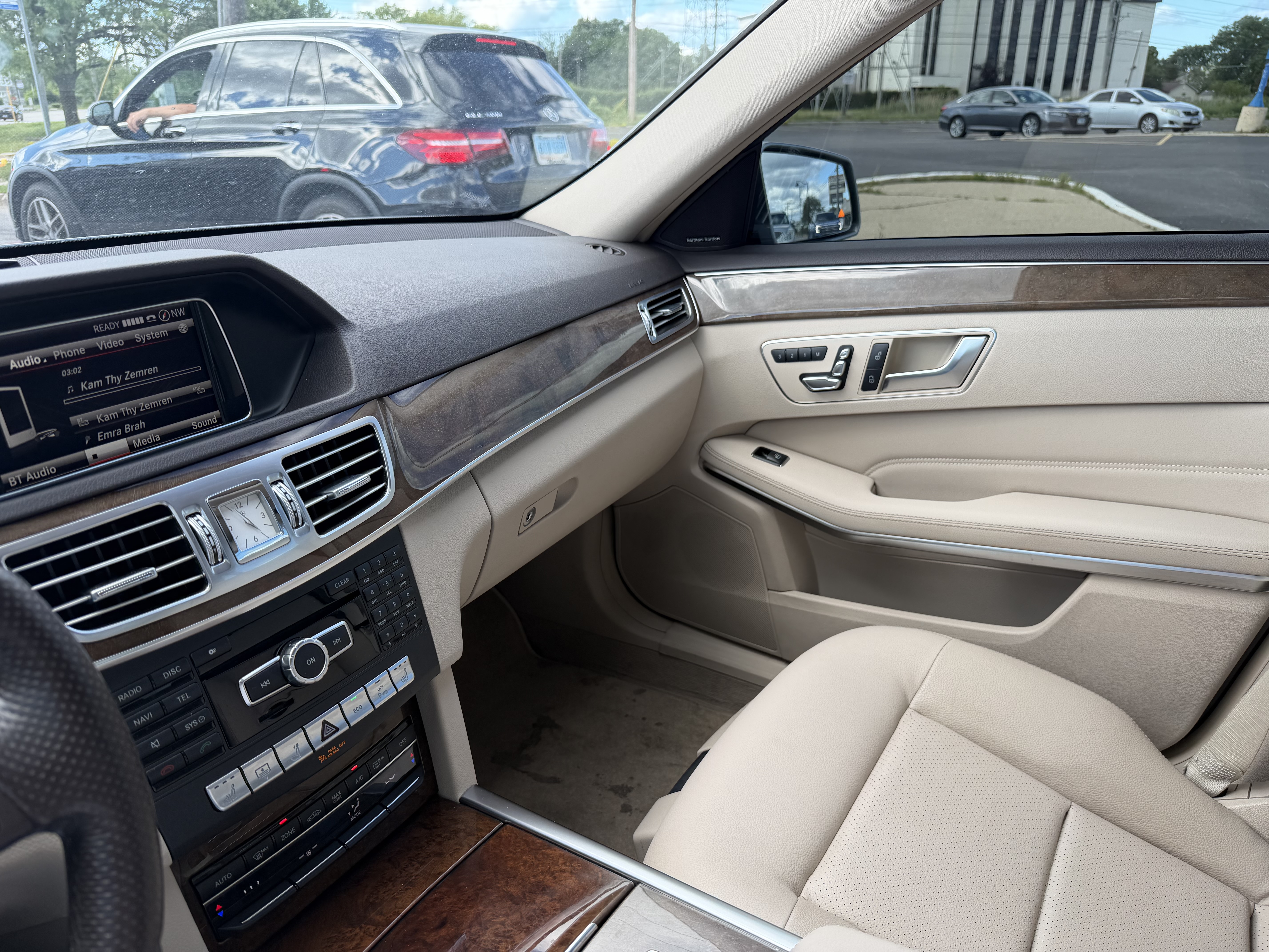 Used 2014 Mercedes-Benz E 250 BlueTEC 4MATIC Sedan image 15