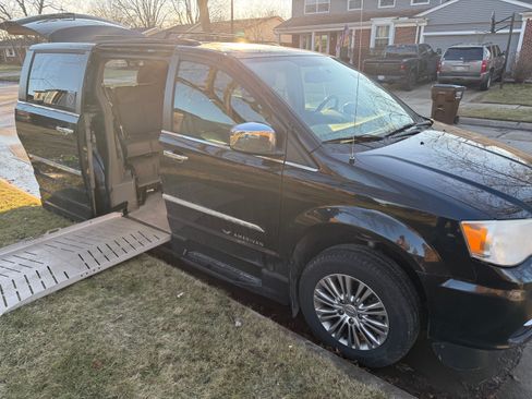 Used 2013 Chrysler Town & Country Touring-L w/ Driver Convenience Group image 14
