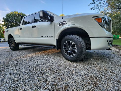 Used 2017 Nissan Titan PRO-4X w/ Pro-4x Convenience Package AWD/4WD image 2