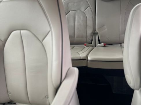 Used 2019 Chrysler Pacifica Limited w/ Advanced Safetytec Group FWD image 17