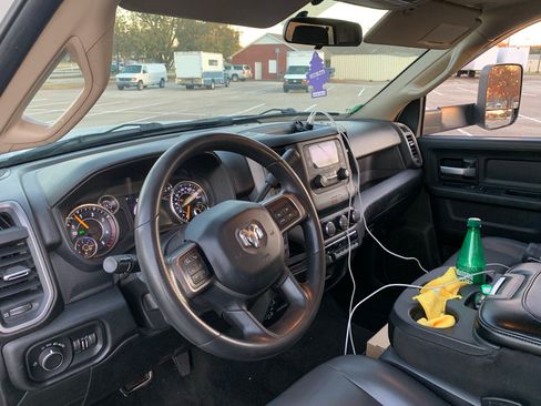 Used 2019 RAM 3500 Tradesman w/ Chrome Appearance Group image 9