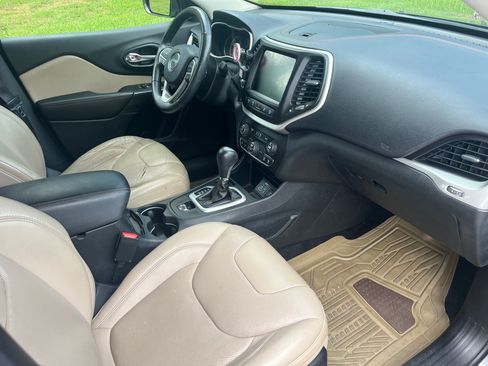 Used 2016 Jeep Cherokee Limited w/ Luxury Group FWD image 10