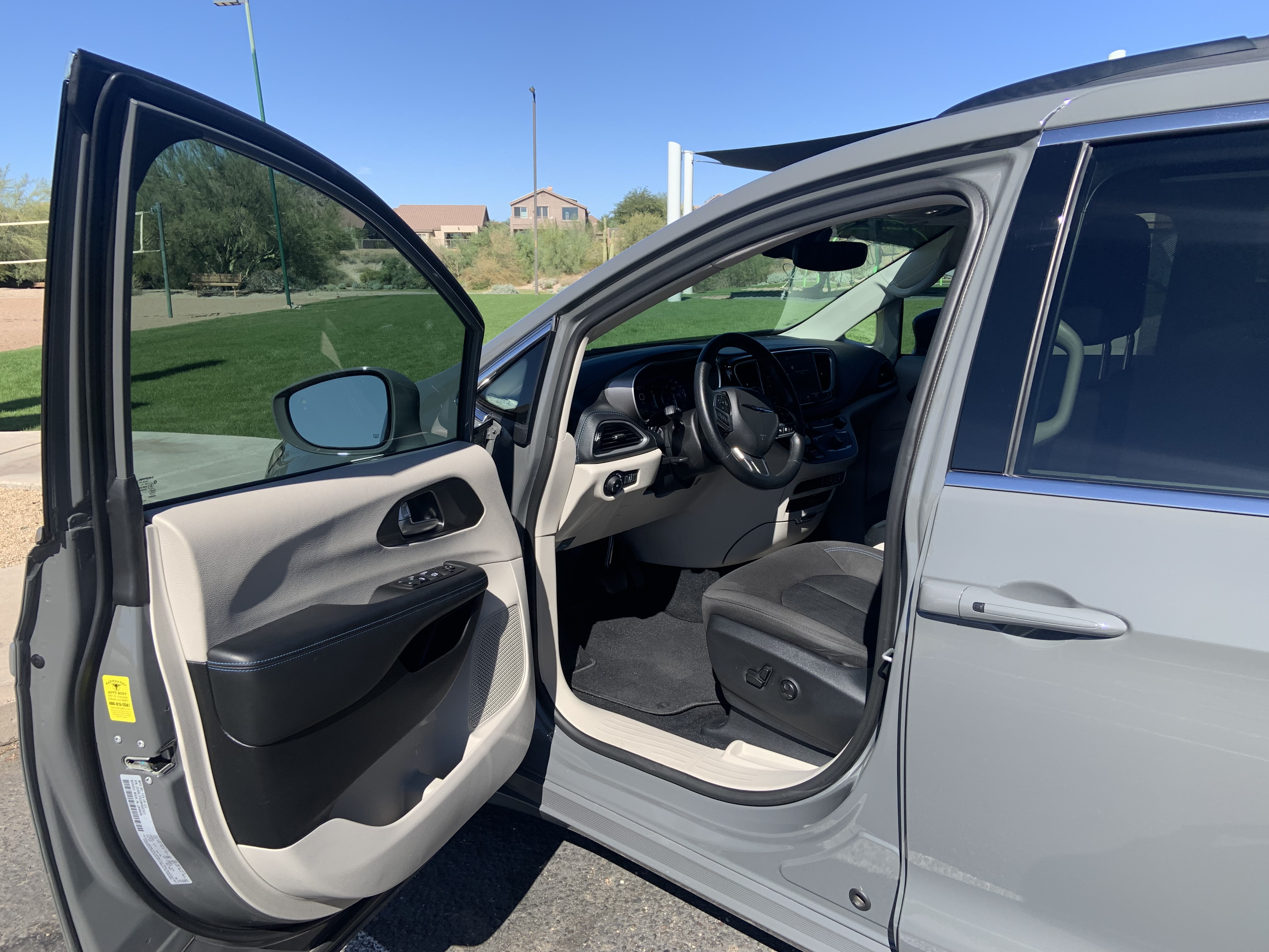 Used 2021 Chrysler Pacifica Touring FWD image 8
